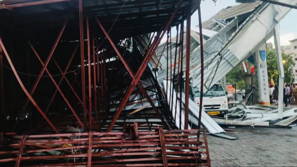 बिना परमिशन बना था होर्डिंग, अब ली 8 लोगों की जान, कंपनी के मालिक पर FIR हुई दर्जने ब्रांड 