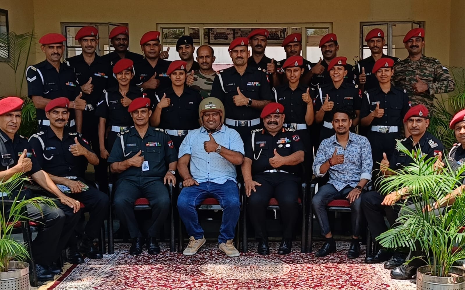 सुदर्शन चक्र कोर पहुंचे 'हेलमेट मैन', सड़क हादसों पर आर्मी जवानों को किया जागरूकने ब्रांड 