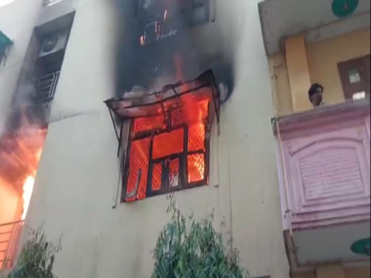 नोएडा के बाद गाजियाबाद के एक घर में हुआ AC ब्लास्ट, धू-धू कर जली बिल्डिंगने ब्रांड 