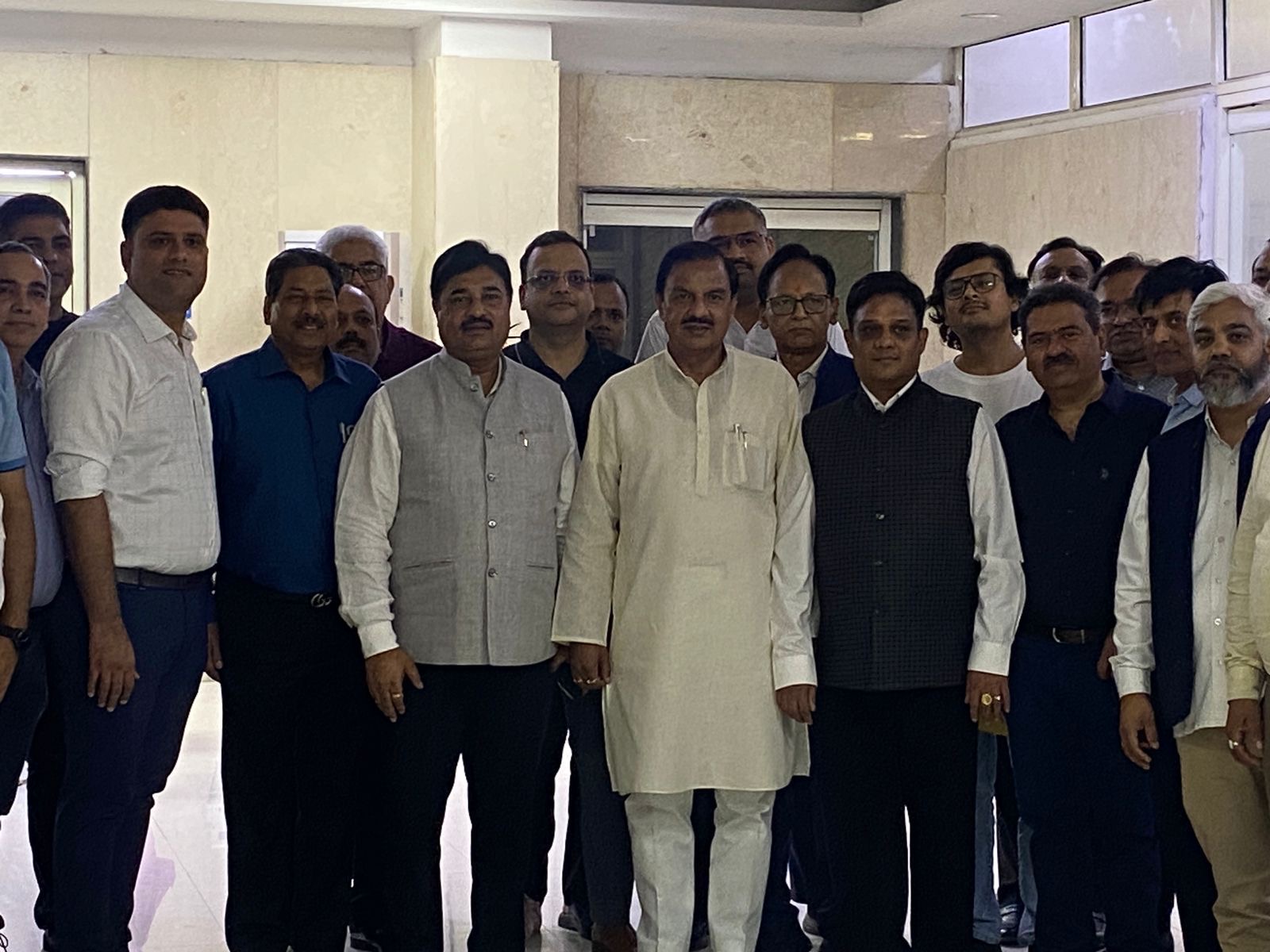इंडियन इंडस्ट्रीज एसोसिएशन के नोएडा चैप्टर की कार्यकारिणी का गठन, सांसद महेश शर्मा ने दिलाई पद की शपथने ब्रांड 