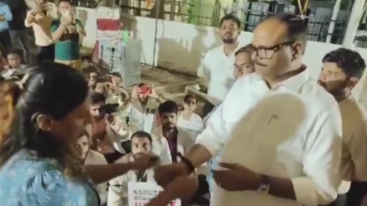 कोलकाता कांड के खिलाफ धरना दे रहे डॉक्टरों से मिलने पहुंचे स्वास्थ्य मंत्री ब्रजेश पाठक, लेडी डॉक्टर ने बांध दी काली राखीने ब्रांड 