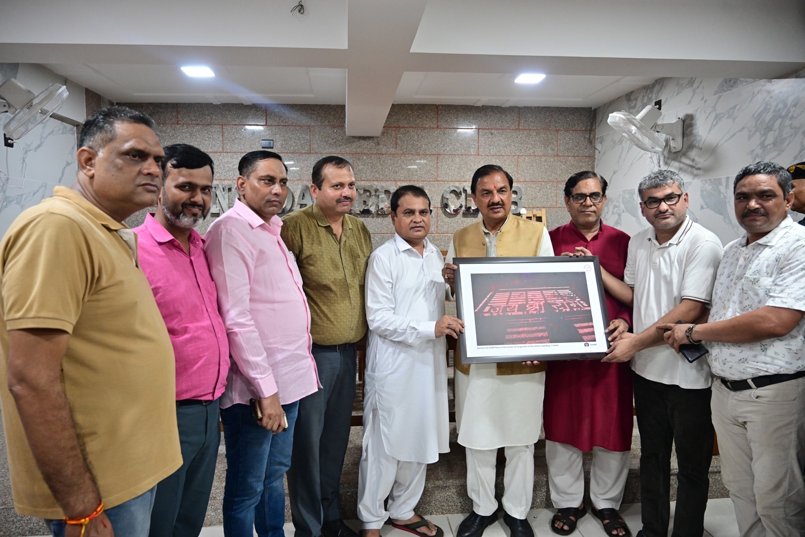 नोएडा मीडिया क्लब में फोटो प्रदर्शनी का आगाज, सांसद महेश शर्मा ने किया उद्घाटन ने ब्रांड 