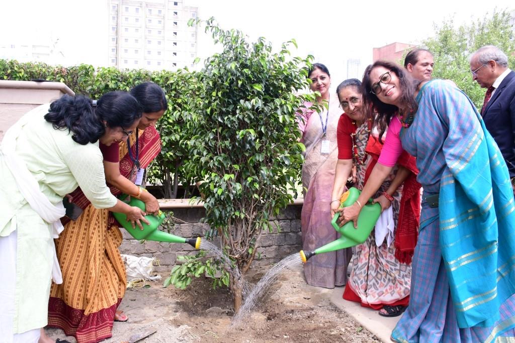 एमिटी यूनिवर्सिटी में ‘एक पेड मां के नाम’ अभियान की शुरुआत, शिक्षकों और छात्रों ने किया वृक्षारोपणने ब्रांड 