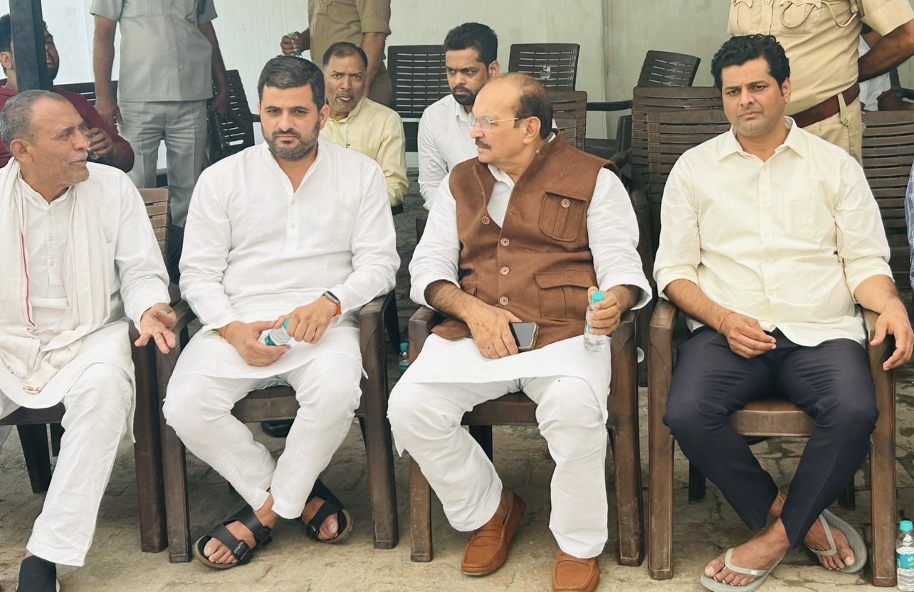 पूर्व मंत्री डीपी यादव ने दी श्रद्धांजलि, ध्यान सिंह भाटी के पैतृक गांव बिसरख पहुंचेने ब्रांड 